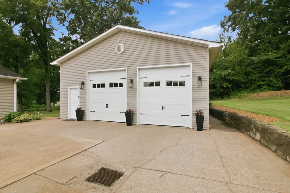 1305 Oakbrook Dr Paris, TN 38242