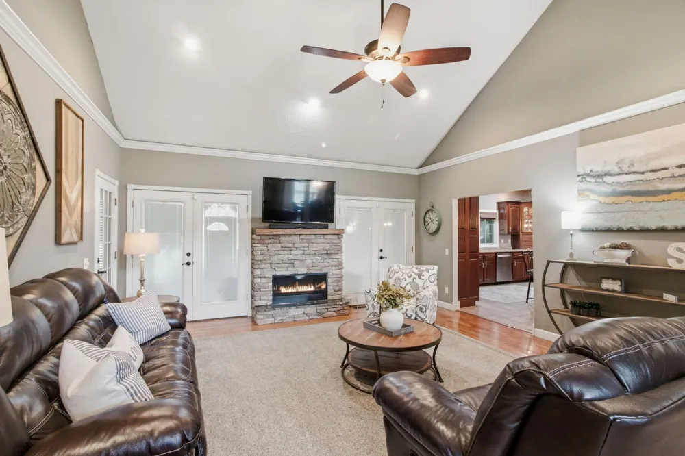1305 Oakbrook Dr Paris, TN 38242