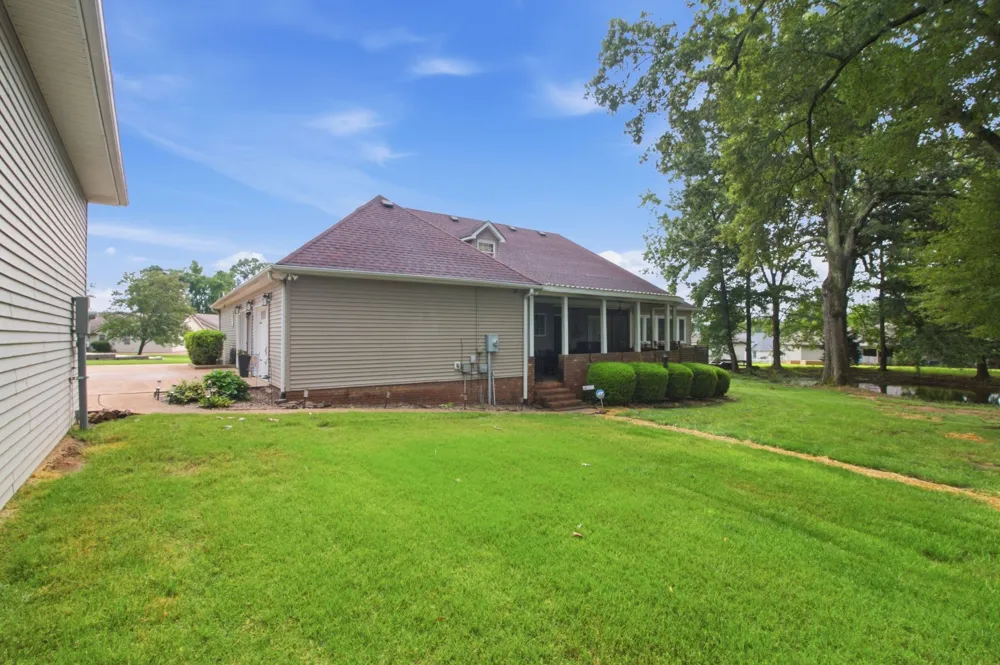 1305 Oakbrook Dr Paris, TN 38242