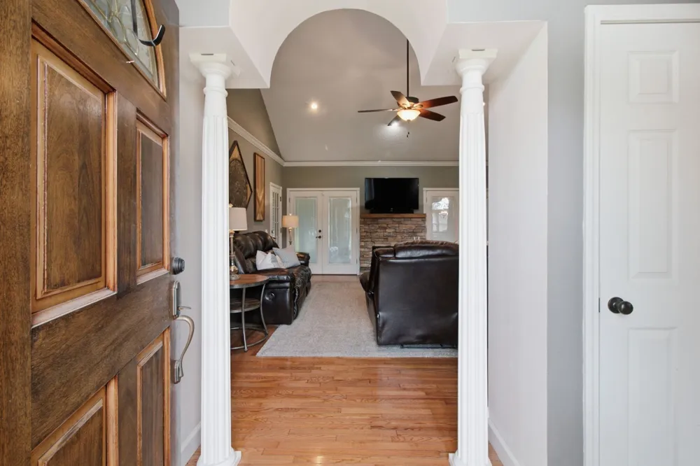1305 Oakbrook Dr Paris, TN 38242
