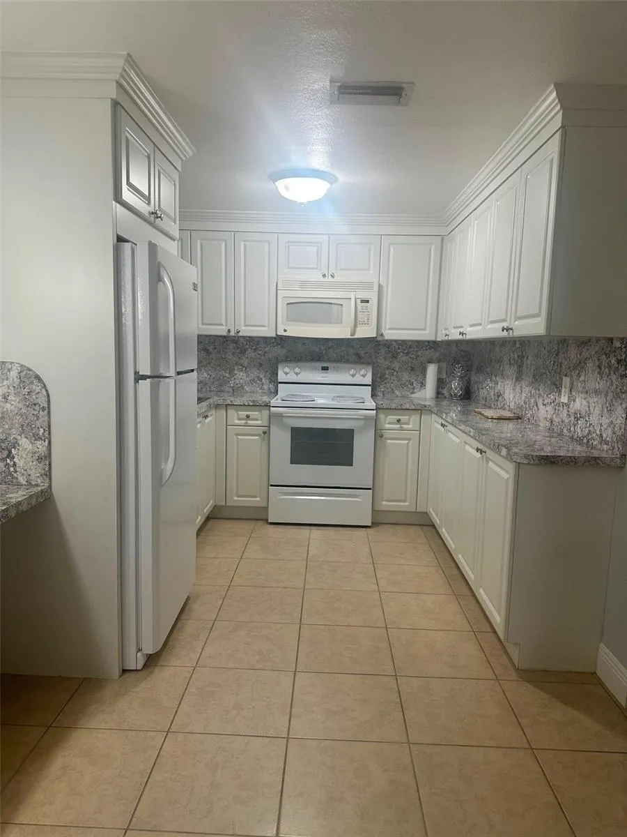 2106 AVALON ROAD Sebring, FL 33870