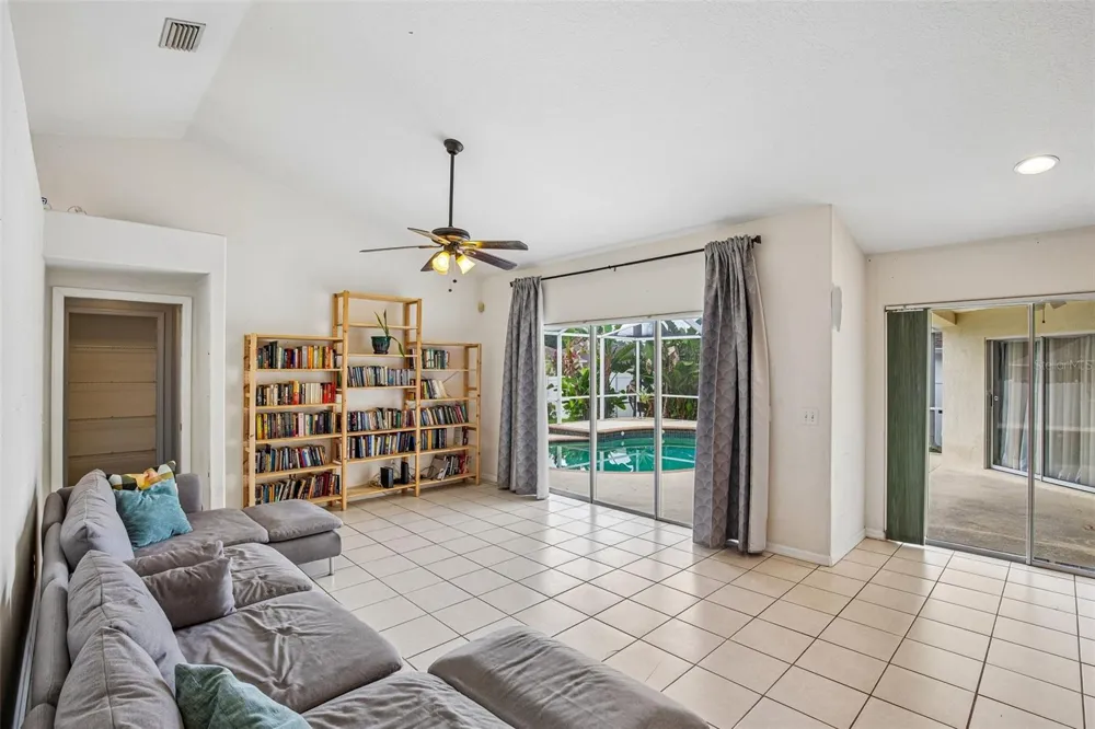 2302 TOWERING OAKS CIRCLE Seffner, FL 33584