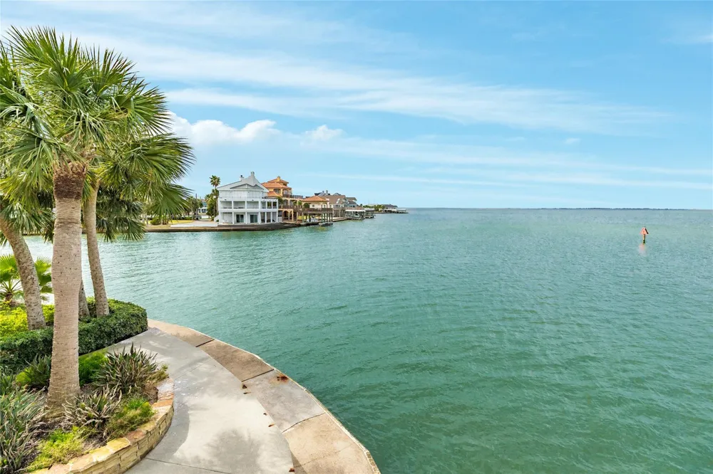 4107 W Bayside Way Jamaica Beach, TX 77554