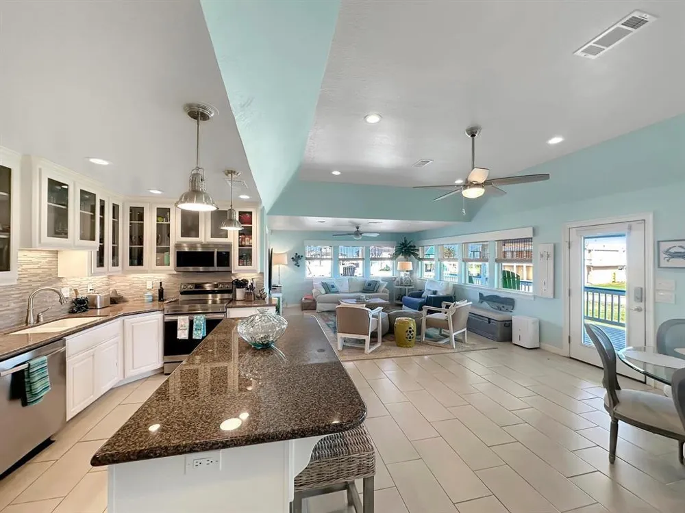808 Pinata Drive Crystal Beach, TX 77650