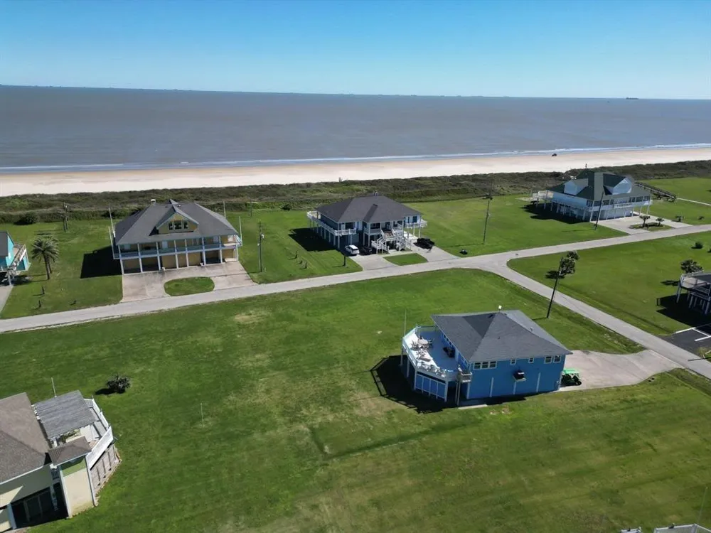 808 Pinata Drive Crystal Beach, TX 77650