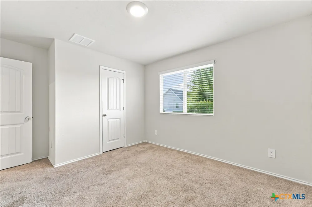 208 Ida Loop Seguin, TX 78155