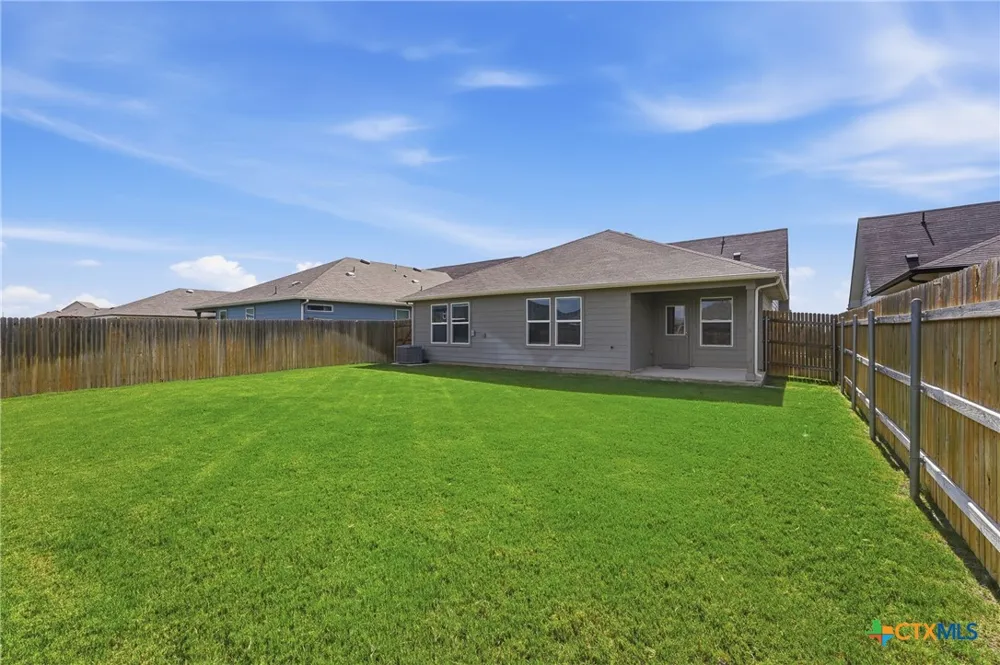 208 Ida Loop Seguin, TX 78155
