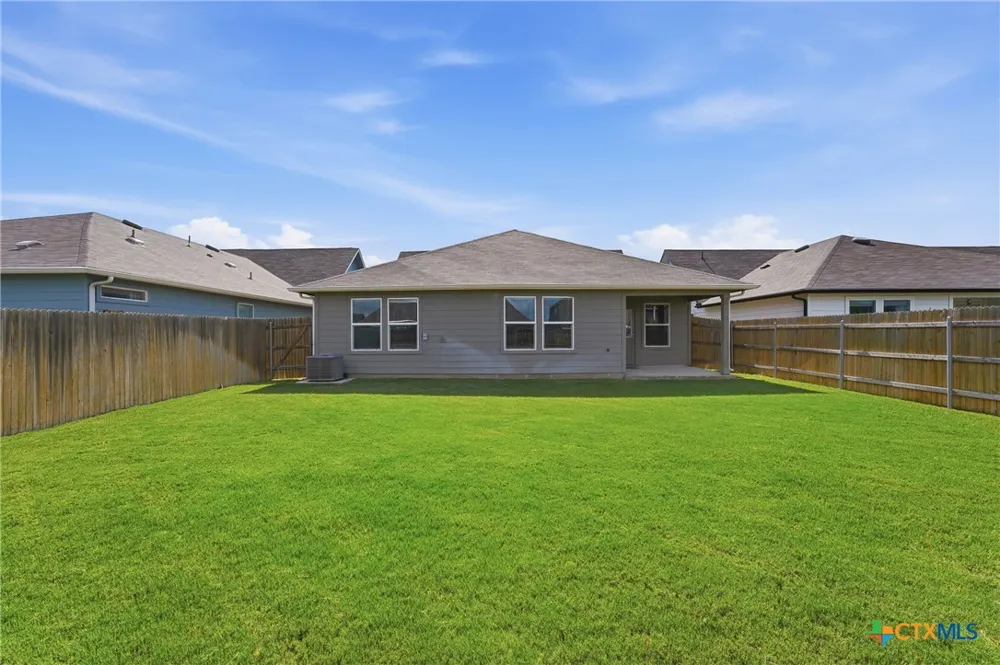 208 Ida Loop Seguin, TX 78155