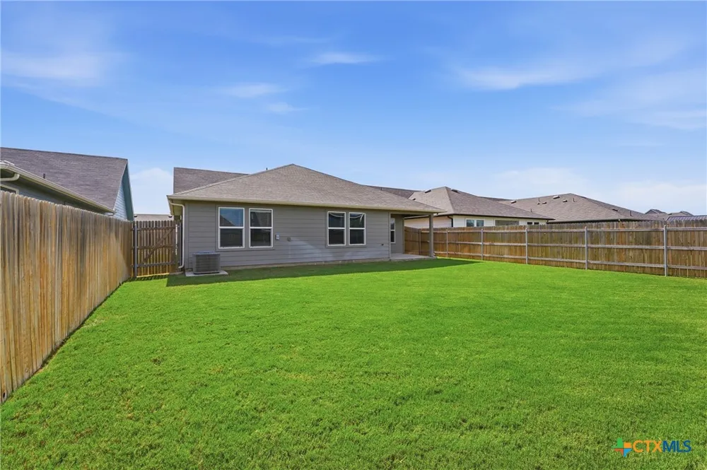 208 Ida Loop Seguin, TX 78155