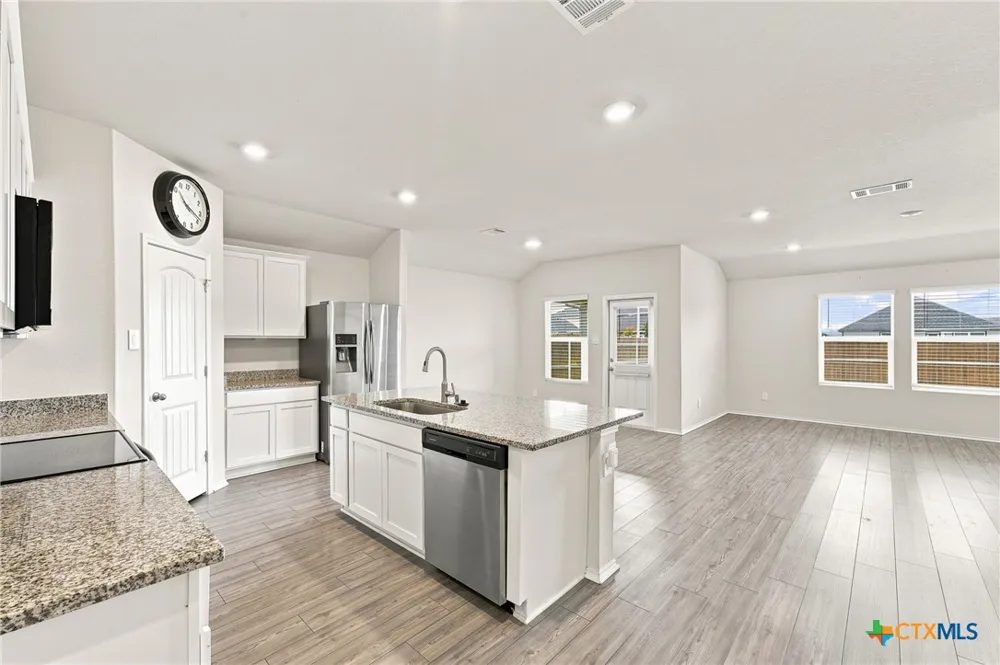 208 Ida Loop Seguin, TX 78155