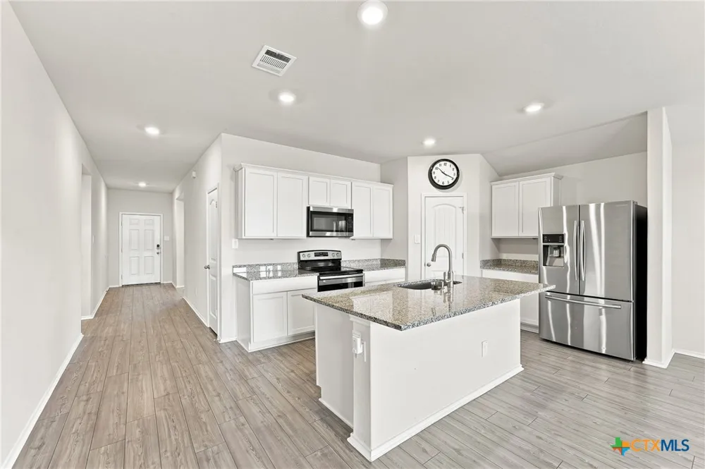 208 Ida Loop Seguin, TX 78155