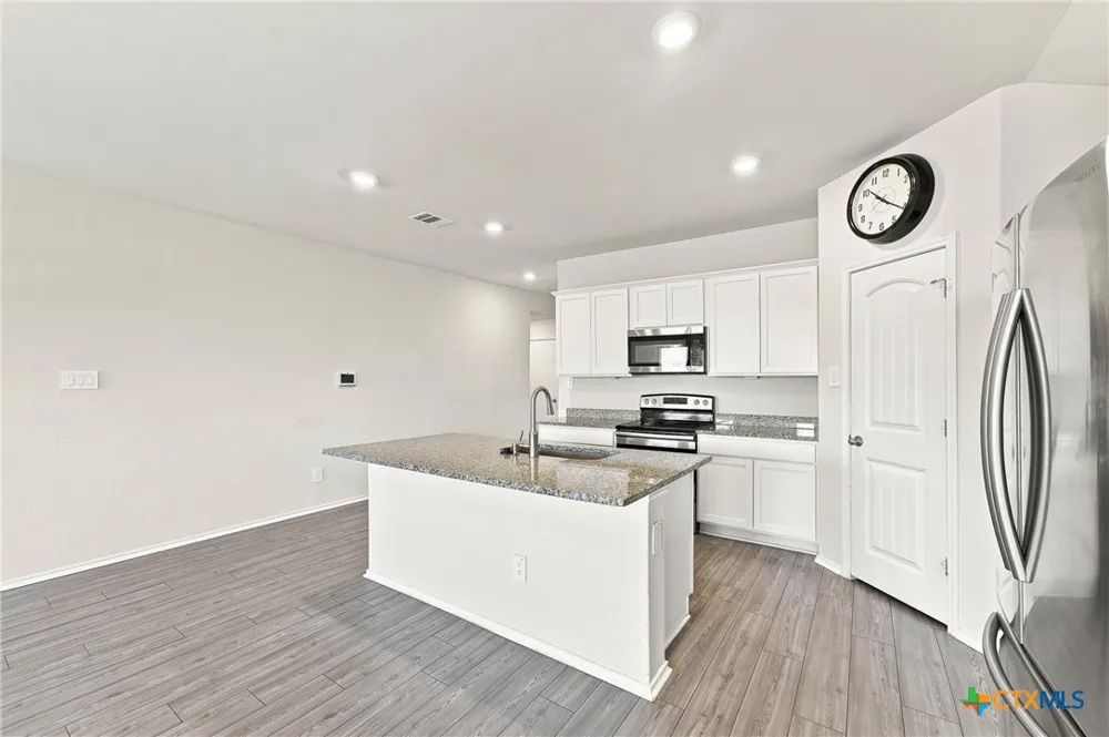 208 Ida Loop Seguin, TX 78155