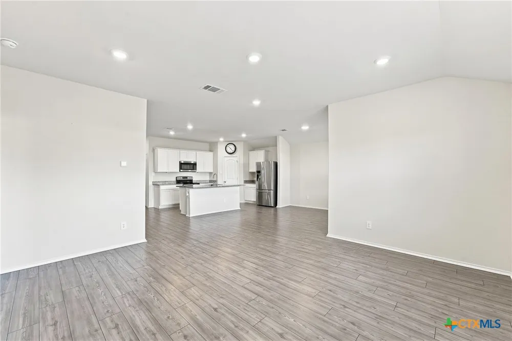208 Ida Loop Seguin, TX 78155