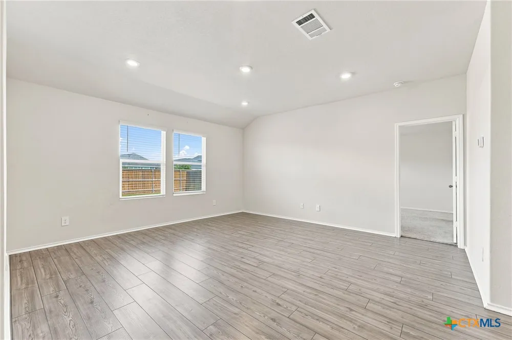 208 Ida Loop Seguin, TX 78155