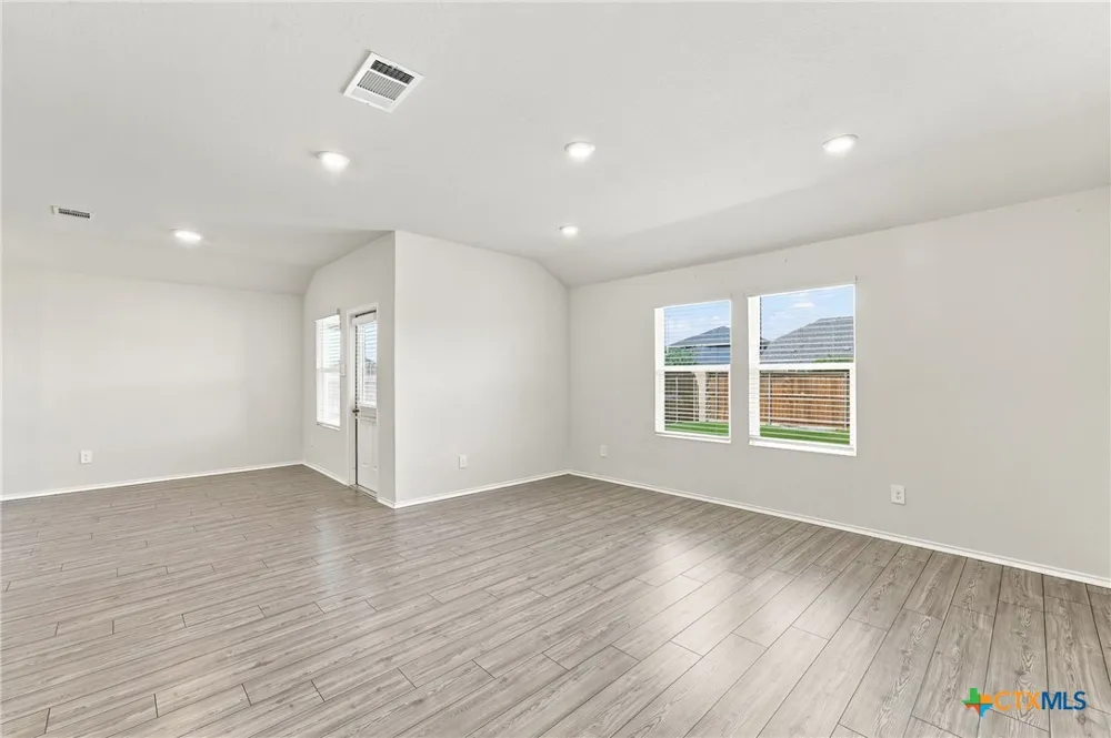 208 Ida Loop Seguin, TX 78155