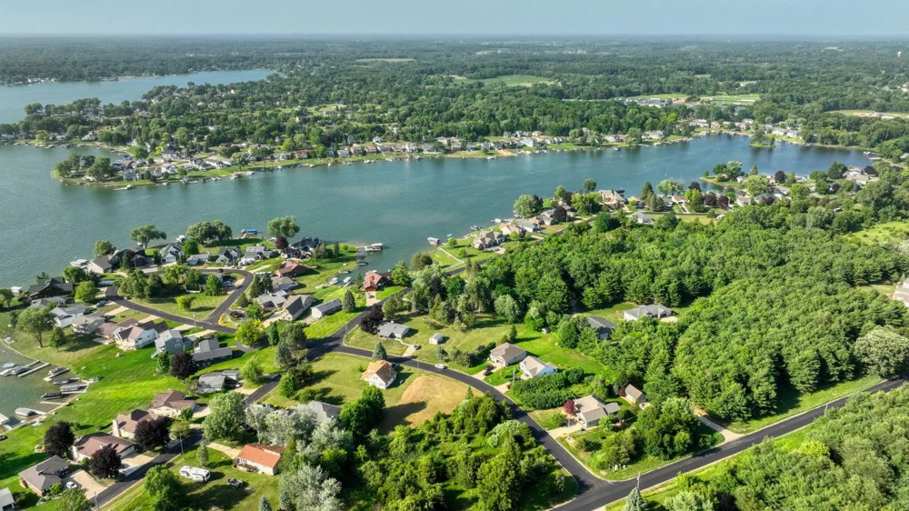 107 Cannes Drive Brooklyn, MI 49230