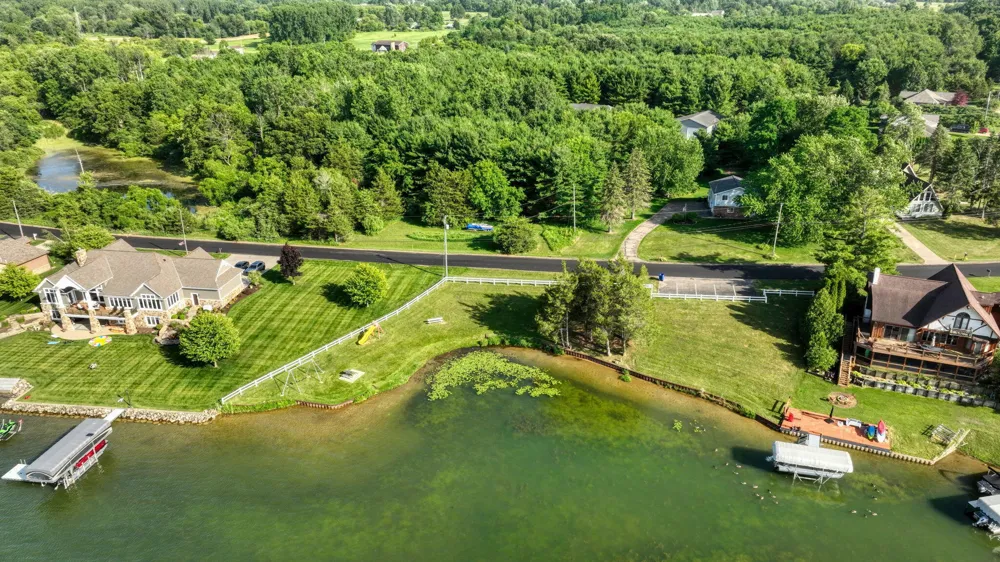107 Cannes Drive Brooklyn, MI 49230