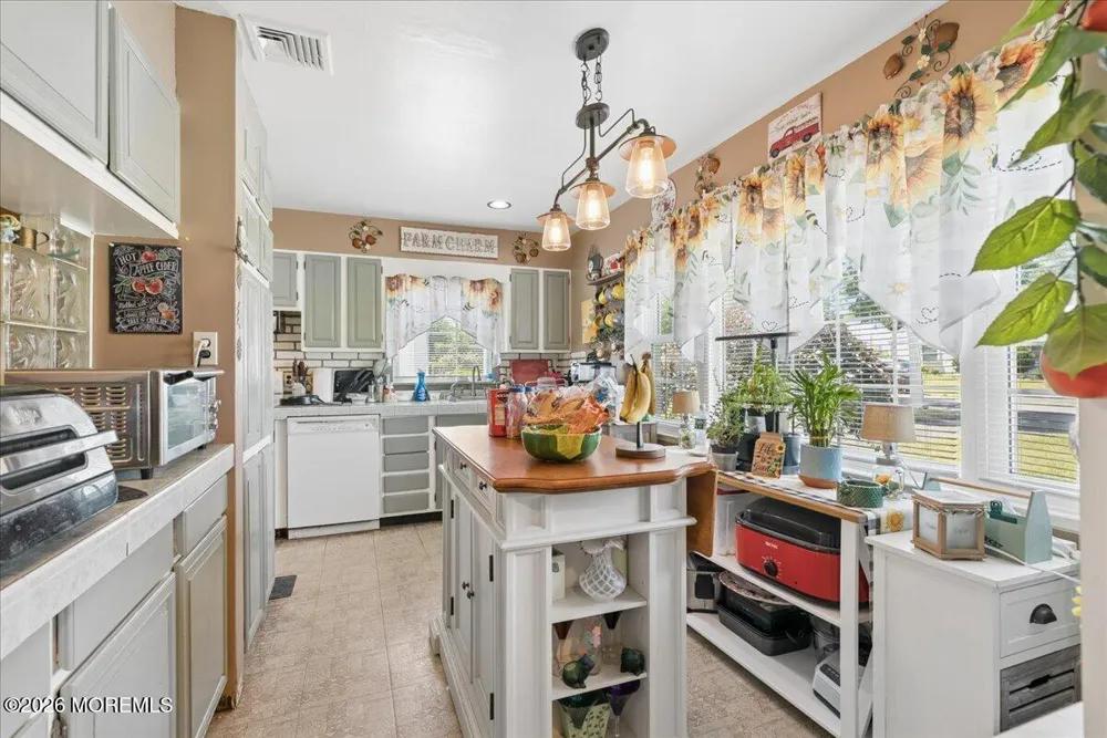 42 Walnut Street Edison, NJ 08817