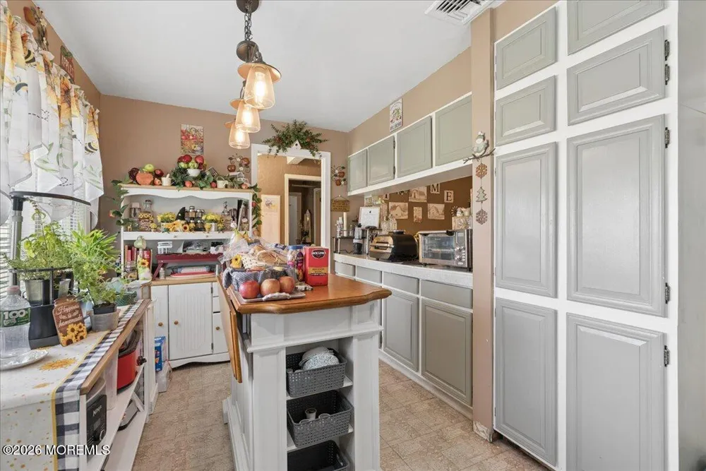 42 Walnut Street Edison, NJ 08817