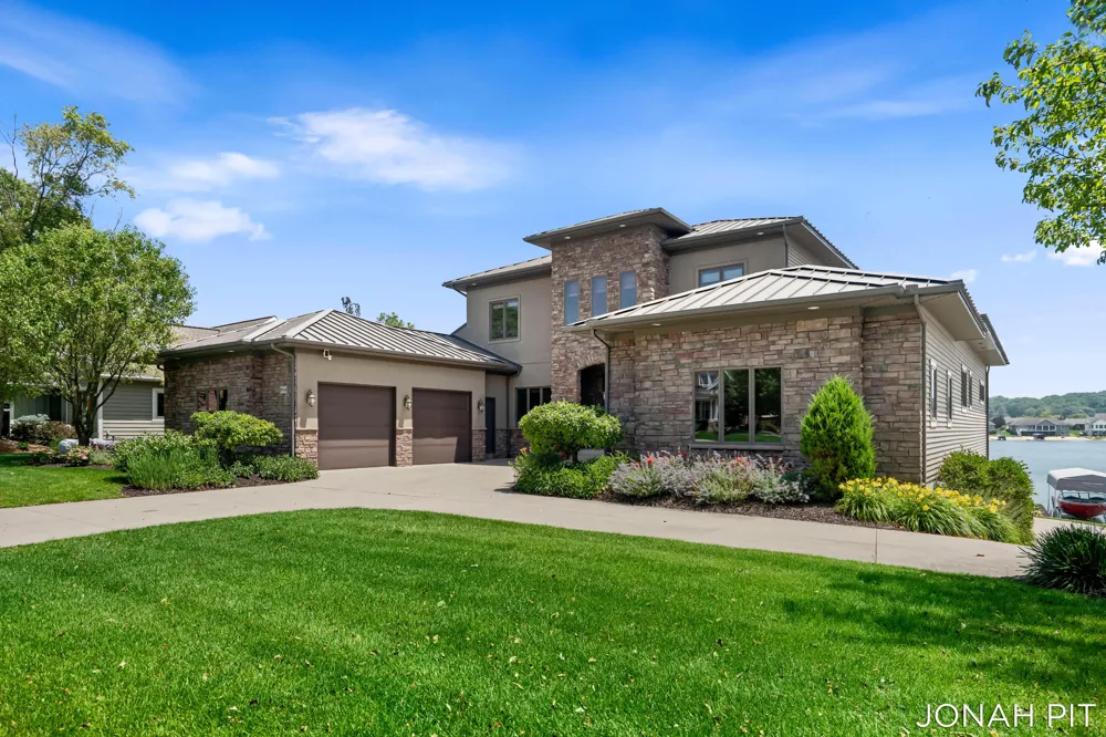 5714 Nelson Drive Hudsonville, MI 49426