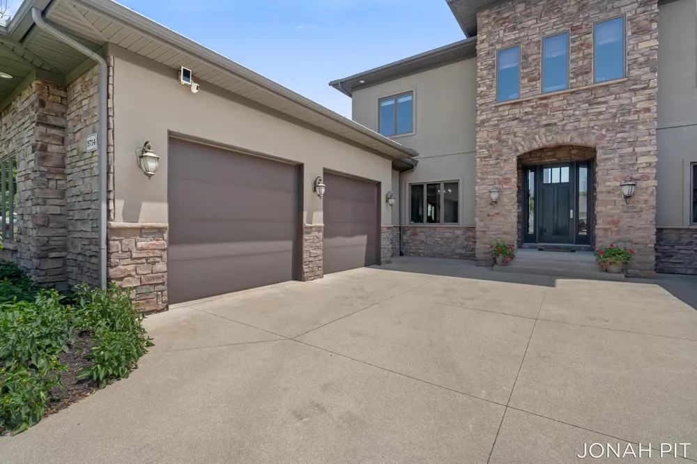 5714 Nelson Drive Hudsonville, MI 49426