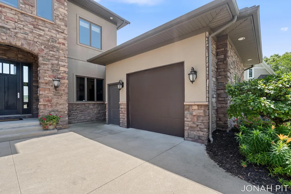 5714 Nelson Drive Hudsonville, MI 49426