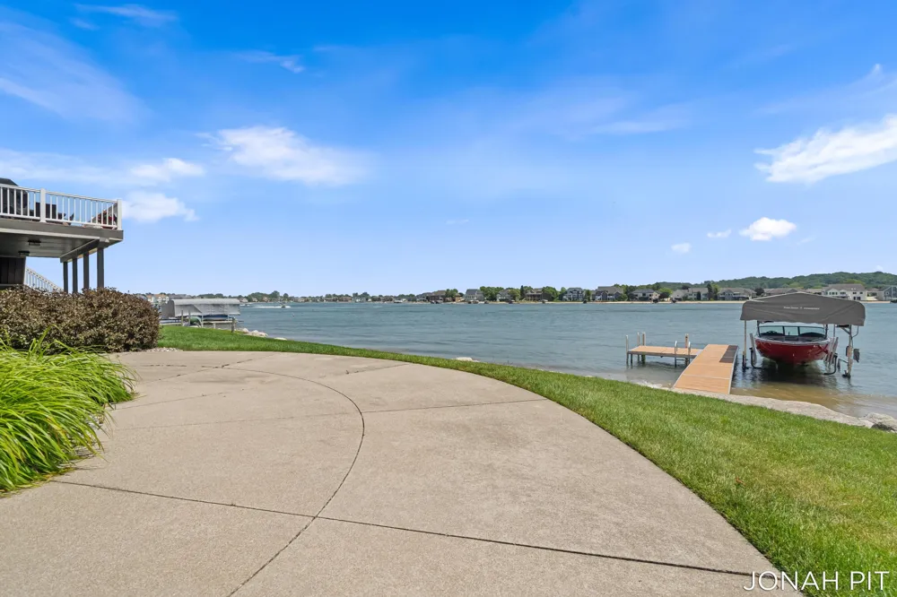 5714 Nelson Drive Hudsonville, MI 49426