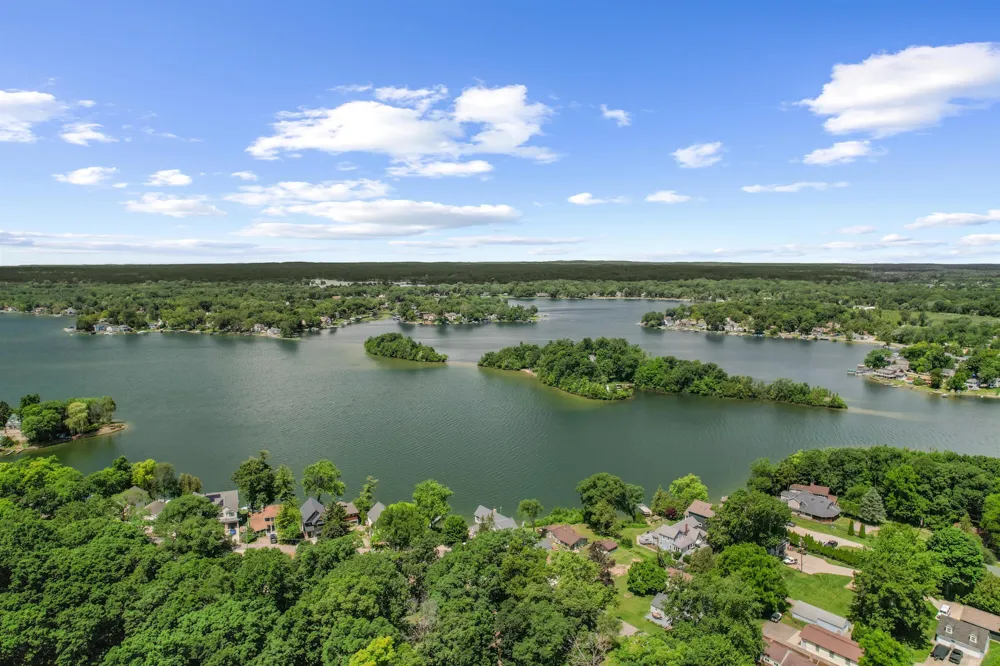 4325 Oakguard Drive White Lake, MI 48383