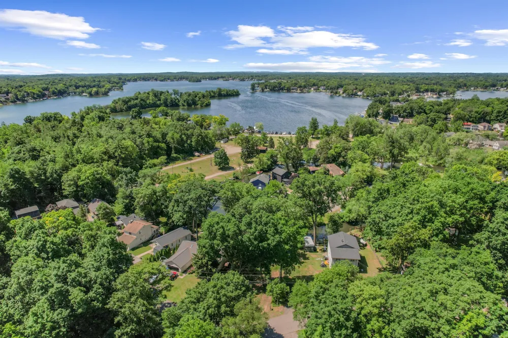4325 Oakguard Drive White Lake, MI 48383