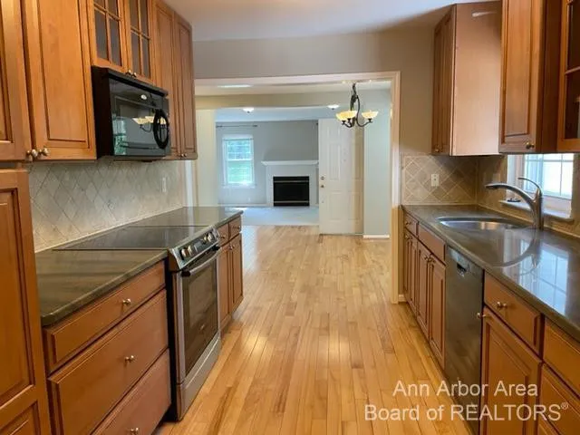 4299 Pine Ridge Court Ann Arbor, MI 48105