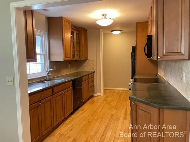 4299 Pine Ridge Court Ann Arbor, MI 48105