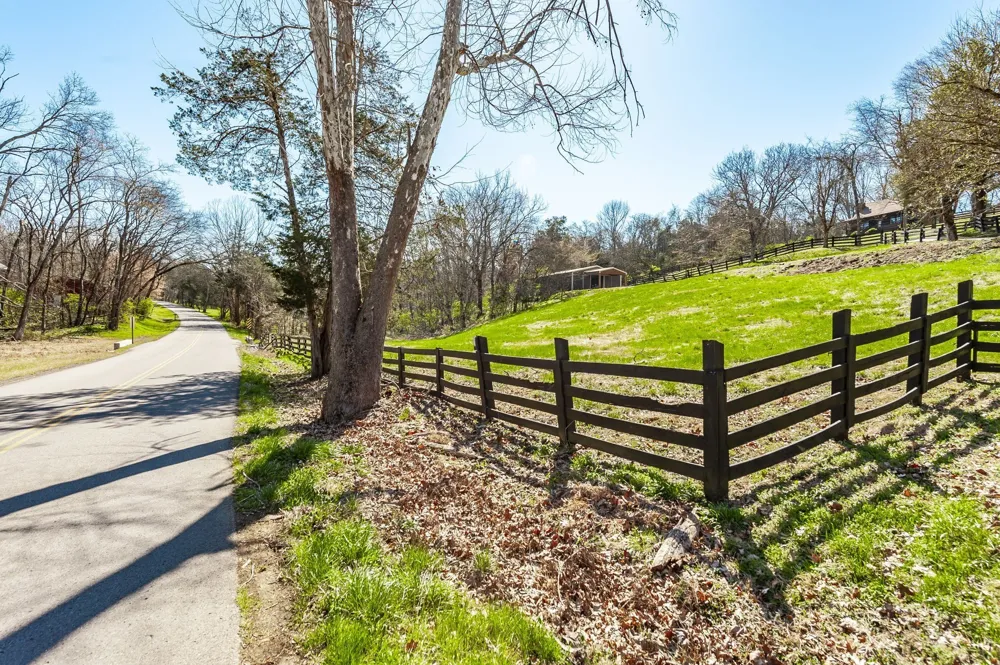 655 Cummings Ln Cottontown, TN 37048