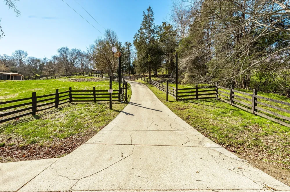 655 Cummings Ln Cottontown, TN 37048