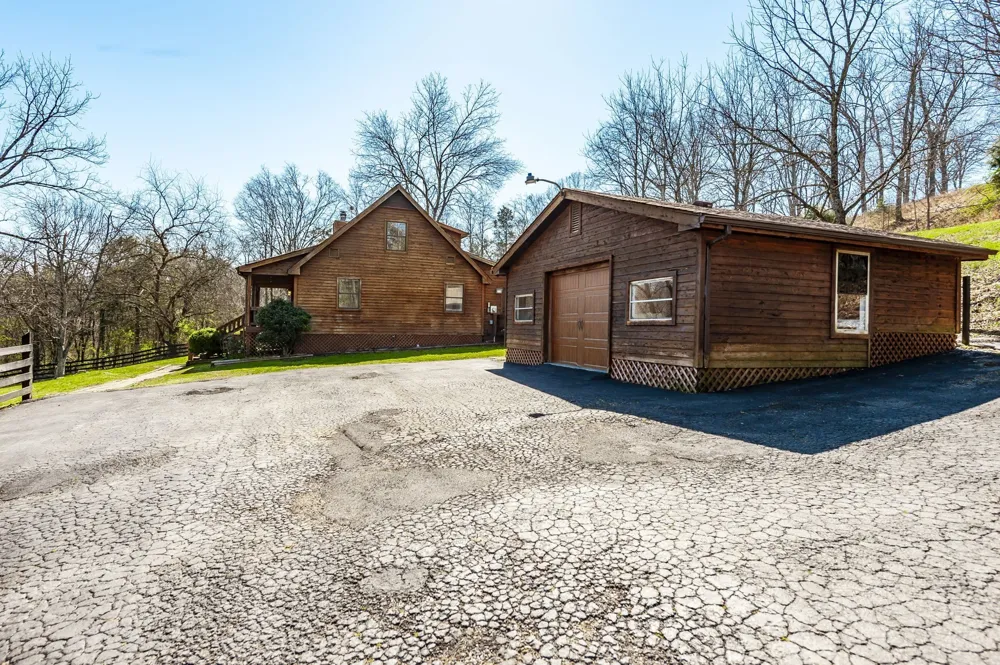 655 Cummings Ln Cottontown, TN 37048