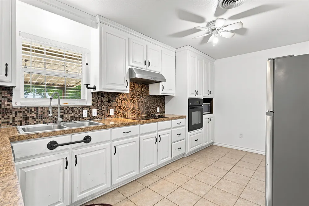 1203 Reagan Street West, TX 76691