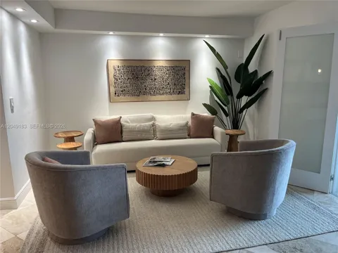 2301 Collins Ave #731