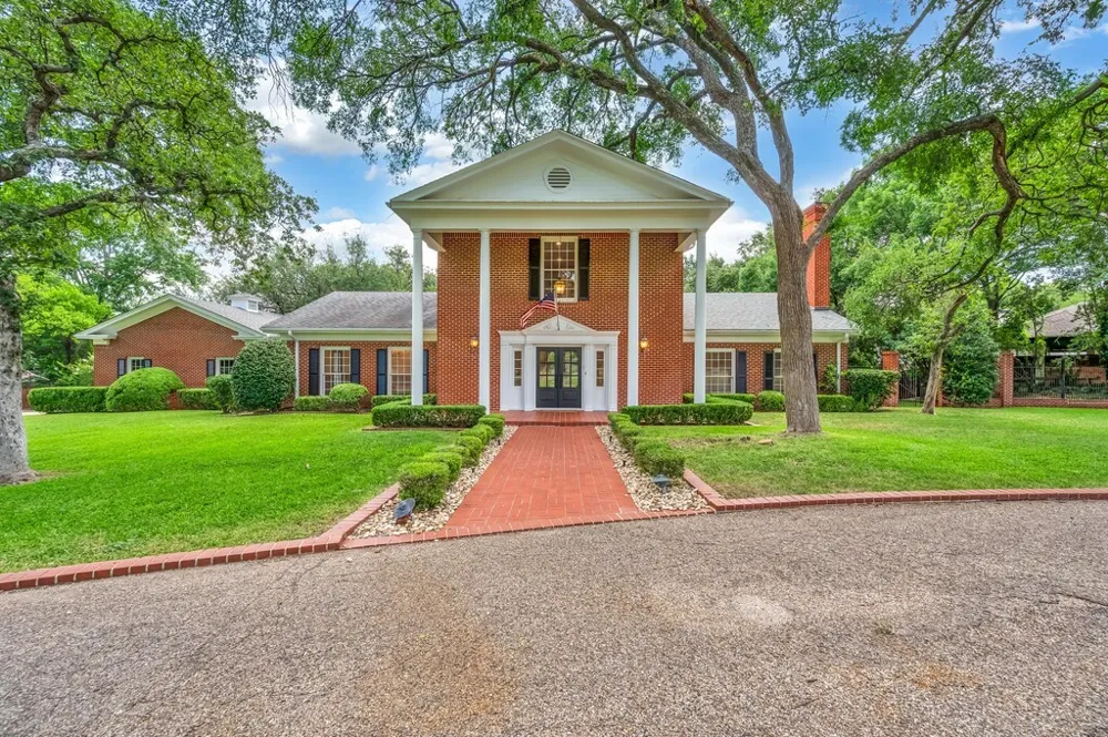2825 Lake Air Drive Waco, TX 76710