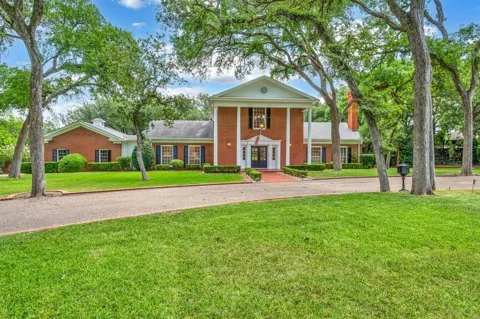 2825 Lake Air Drive