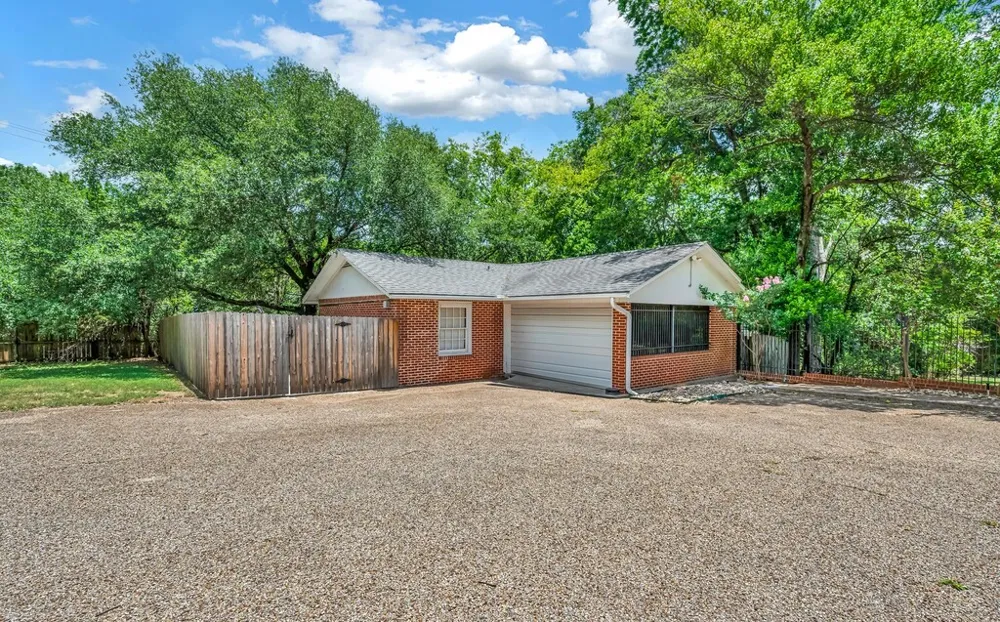 2825 Lake Air Drive Waco, TX 76710