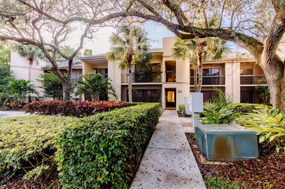9460 Meadowood Drive #104 Fort Pierce, FL 34951