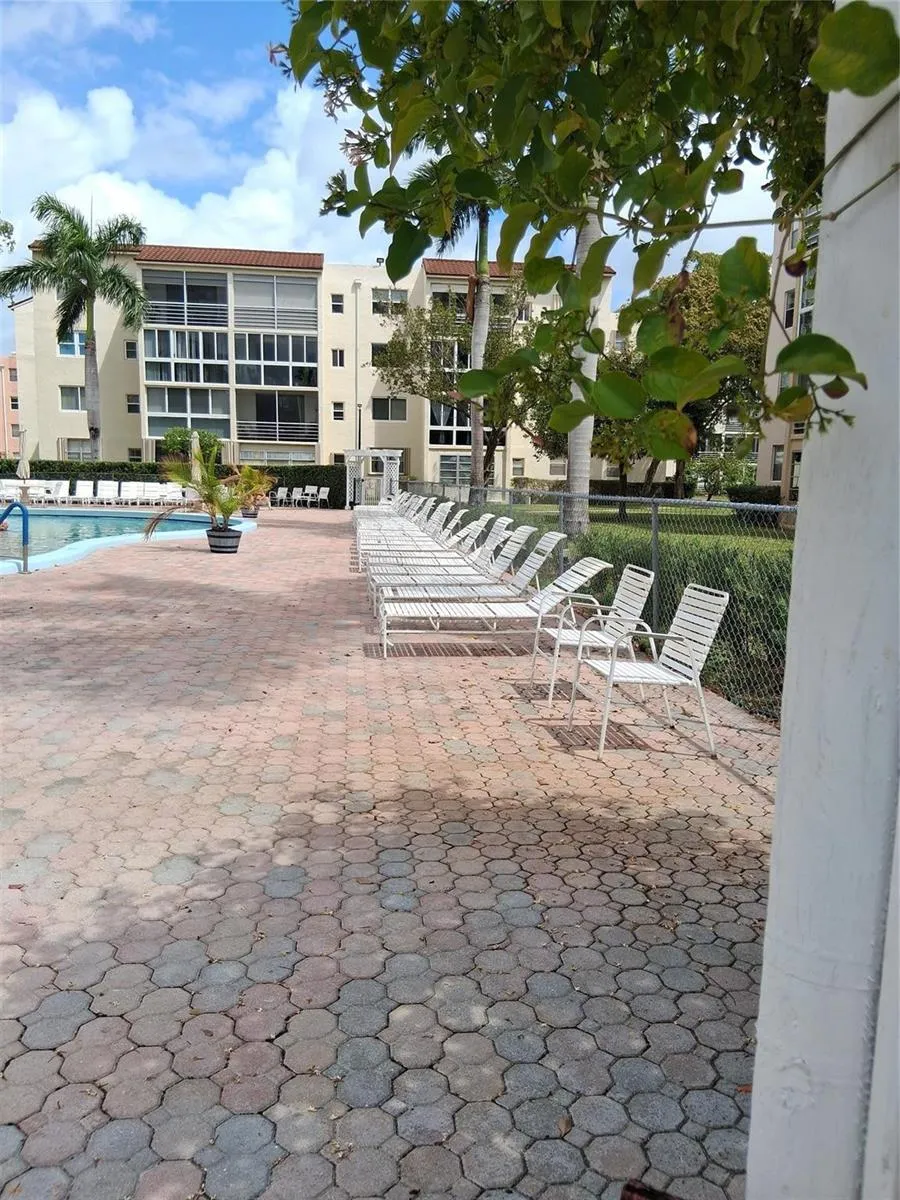 2861 Somerset Drive #317 Lauderdale Lakes, FL 33311
