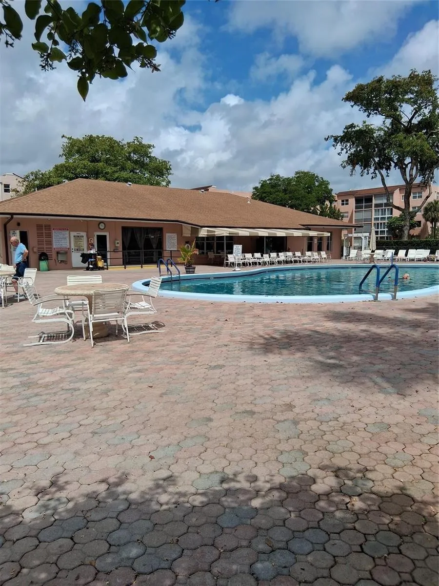 2861 Somerset Drive #317 Lauderdale Lakes, FL 33311