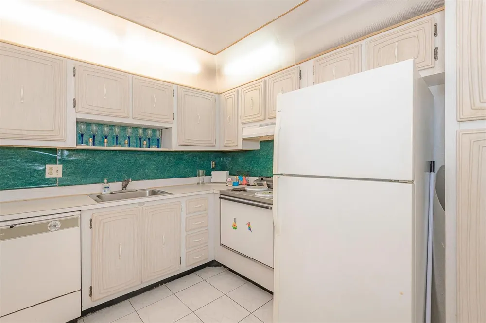 2861 Somerset Drive #317 Lauderdale Lakes, FL 33311