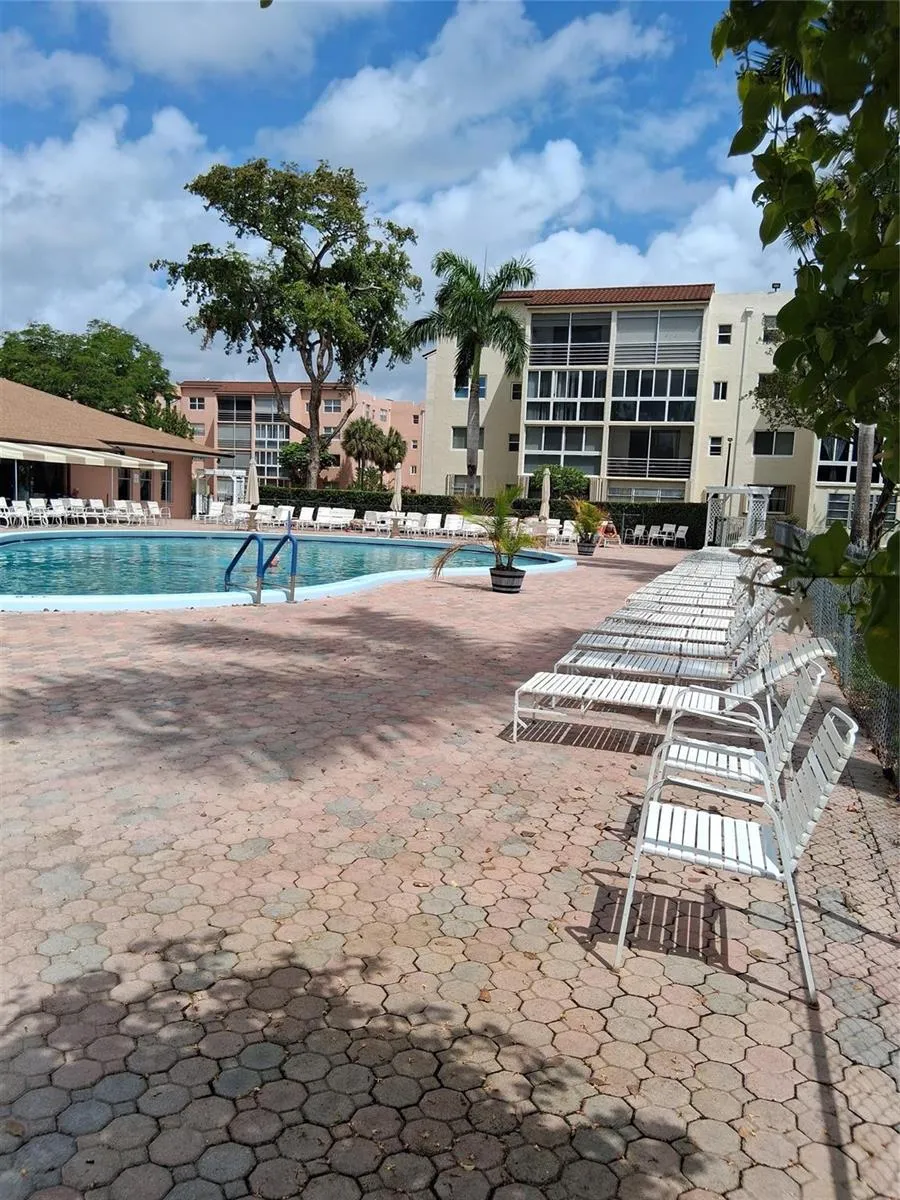 2861 Somerset Drive #317 Lauderdale Lakes, FL 33311