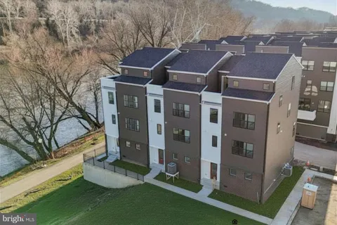 956 RIVERPLACE DRIVE #56