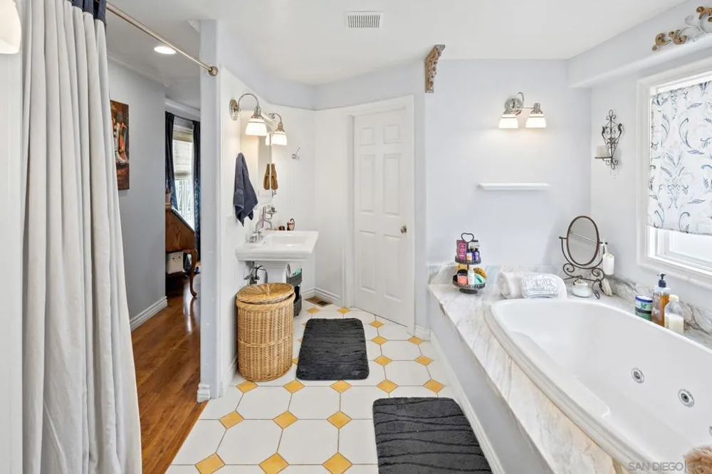 649 I Ave. Coronado, CA 92118