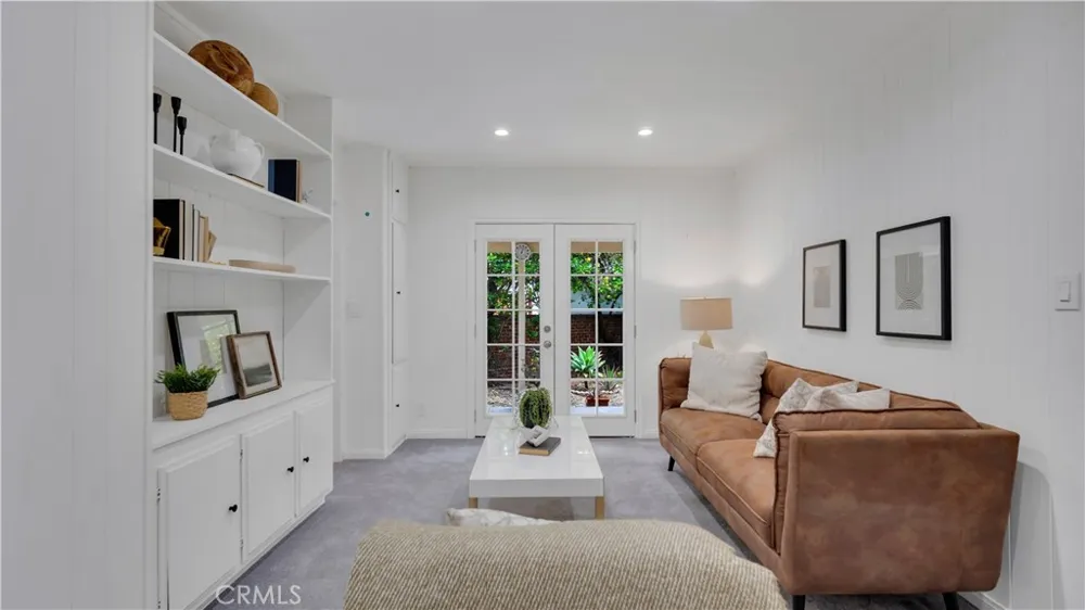 10207 Camarillo Street Toluca Lake, CA 91602