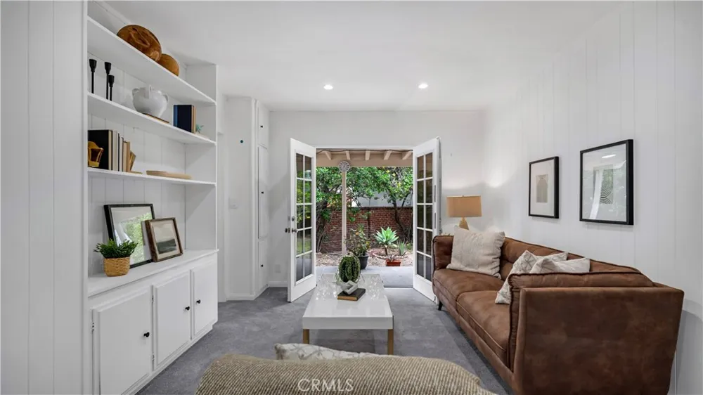 10207 Camarillo Street Toluca Lake, CA 91602