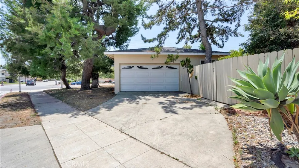 10207 Camarillo Street Toluca Lake, CA 91602