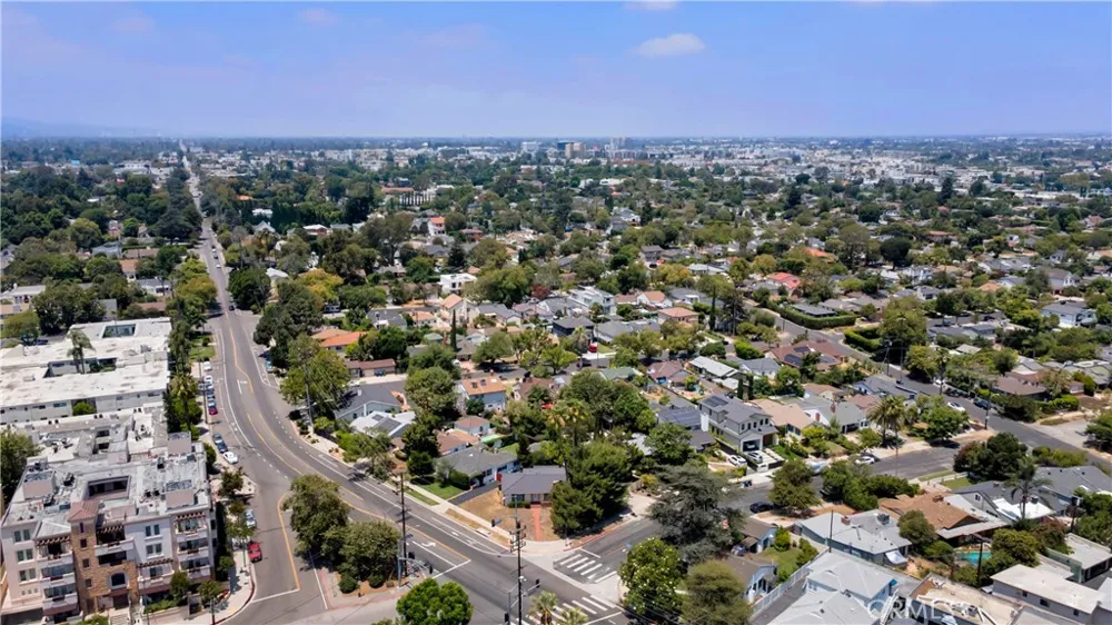 10207 Camarillo Street Toluca Lake, CA 91602